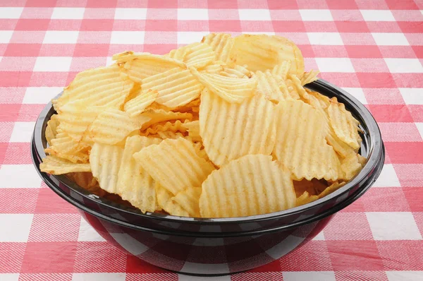 Grote kom van chips — Stockfoto