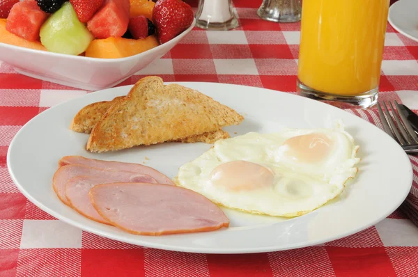 Jambon ve yumurta kahvaltı — Stok fotoğraf