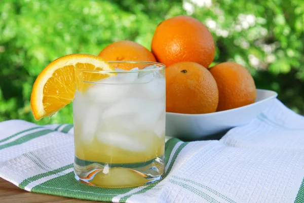 Suco de laranja no pátio — Fotografia de Stock