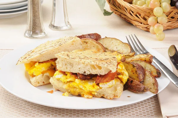 Pastırma ve yumurta panini — Stok fotoğraf