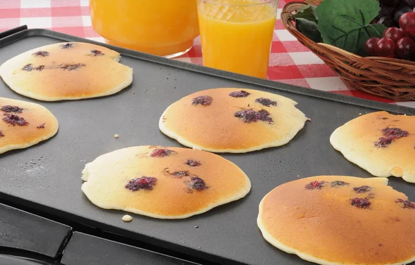 Blueberry pancakes on the grill — Stock Photo, Image