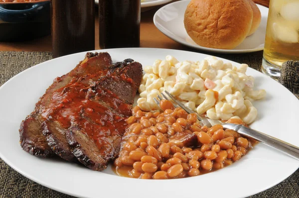 Sliced beef brisket with Boston baked beans — Stock Photo, Image