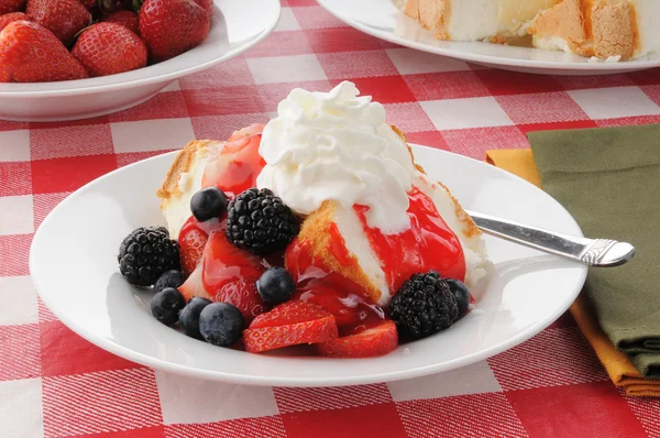 Dessert gastronomique aux fraises et gâteau d'angle — Photo