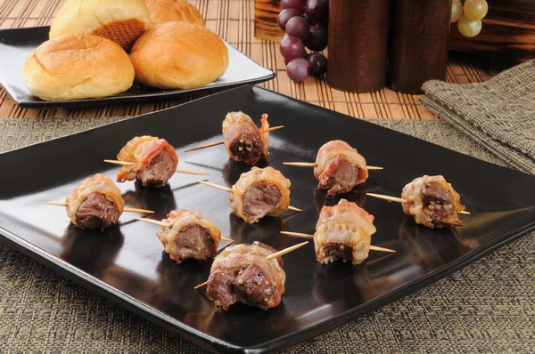 Pontas de lombo de carne envoltas em bacon — Fotografia de Stock