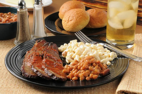 Beef brisket and barbecue sauce with macaroni salad — Stock Photo, Image