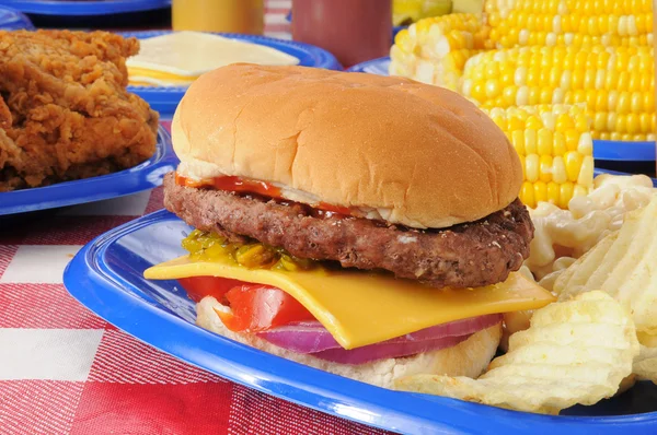 Nahaufnahme eines Cheeseburgers — Stockfoto