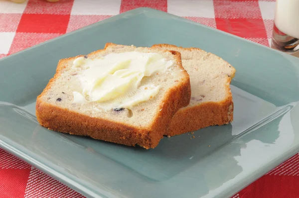 Pão de mirtilo com manteiga — Fotografia de Stock