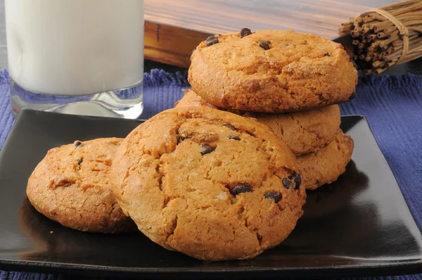 Dikke chocolade chip cookies en melk — Stockfoto