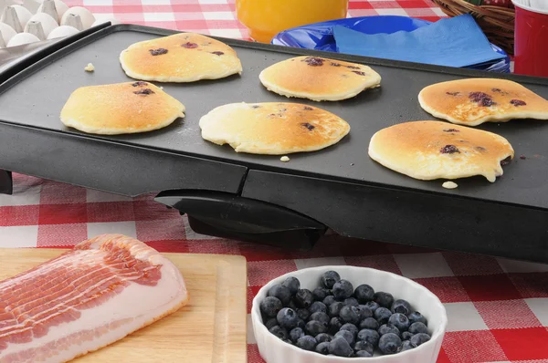 Hotcakes matlagning på PANNKAKSLAGG — Stockfoto