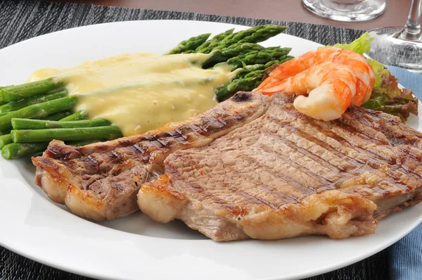 Steak and shrimp — Stock Photo, Image