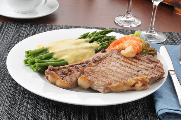 Steak und Garnelen mit Spargel — Stockfoto
