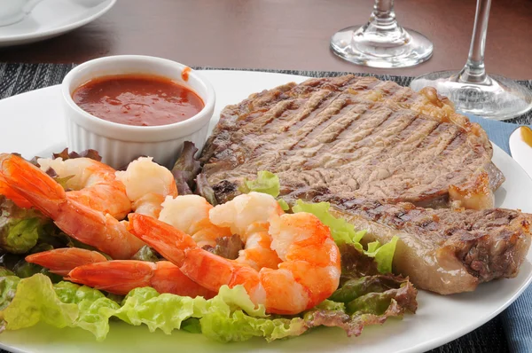 Steak und Shrimps in Nahaufnahme — Stockfoto