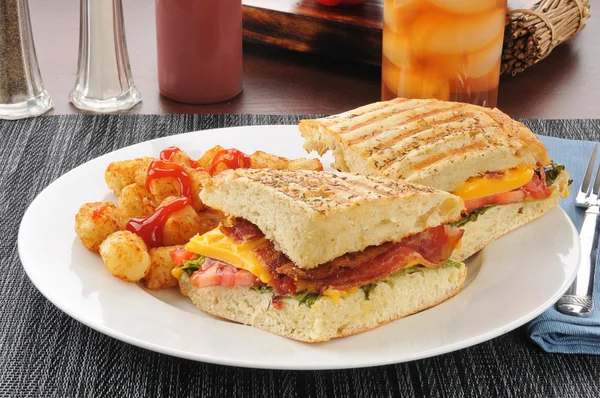 BLT panini op focacia brood — Stockfoto