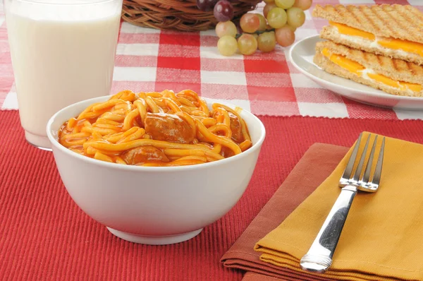 Spaghetti with a cheese sandwich — Stock Photo, Image