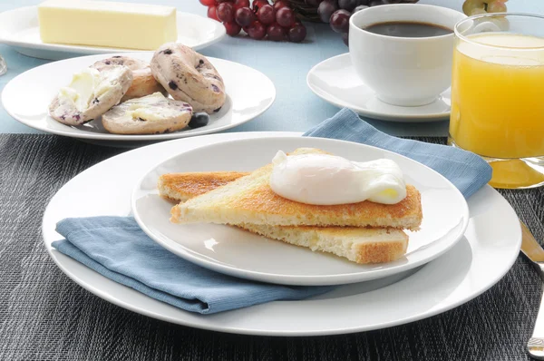 Pošírované vejce na toastu s borůvkový bagles — Stock fotografie