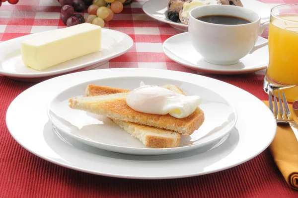 Gepocheerd ei Ontbijt op toast met koffie — Stockfoto