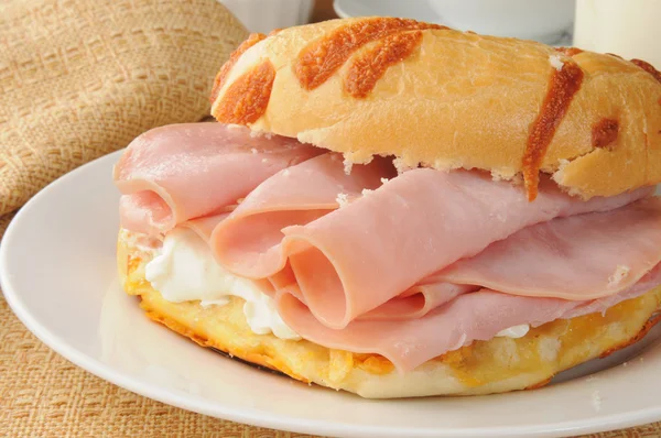 Onion bagel with ham and cheese — Stock Photo, Image