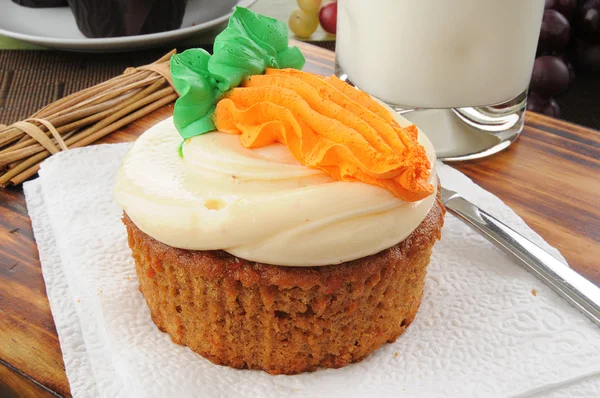 Carrot cake and milk — Stock Photo, Image