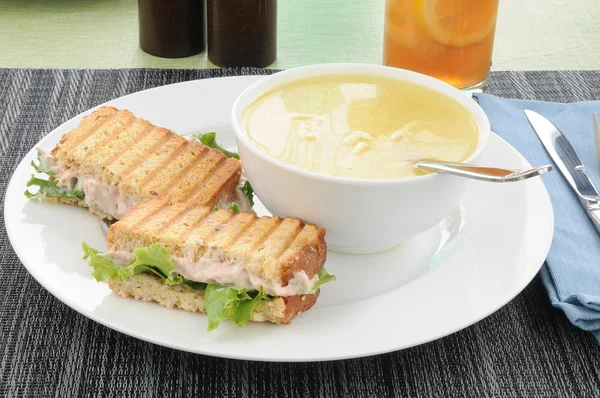 Sandwich de atún a la plancha con sopa — Foto de Stock