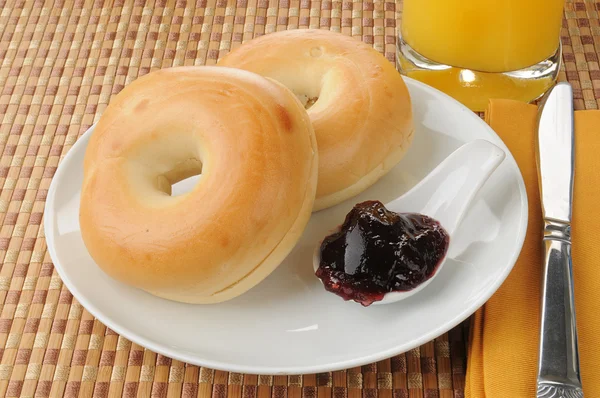 Bagels with blueberry jelly — Stock Photo, Image