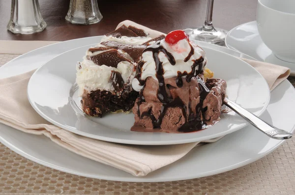 Sobremesa de chocolate triplo decadente — Fotografia de Stock