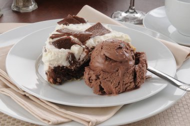 Çikolata kremalı pasta ve dondurma