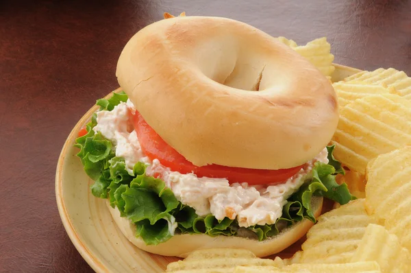 Sandwich cu salată de pui pe un covrig — Fotografie, imagine de stoc