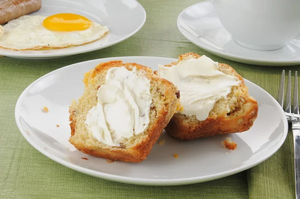Kaffee-Kuchen-Muffin mit Wurst und Eiern — Stockfoto