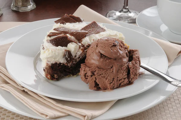 Chocolate cream pie and ice cream — Stock Photo, Image