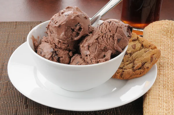 Sorvete de chocolate e biscoitos — Fotografia de Stock