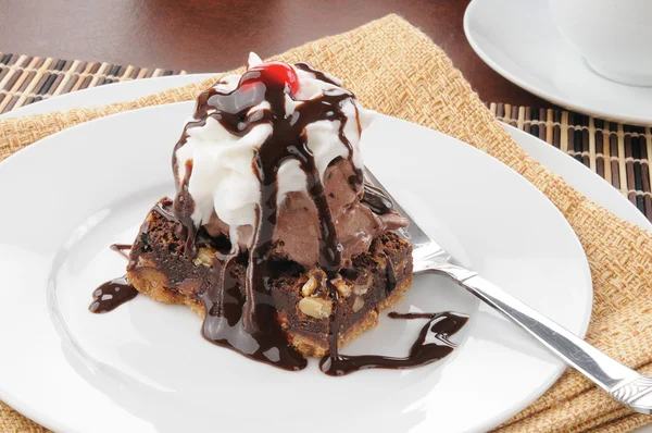 Шоколадное печенье с мороженым — стоковое фото