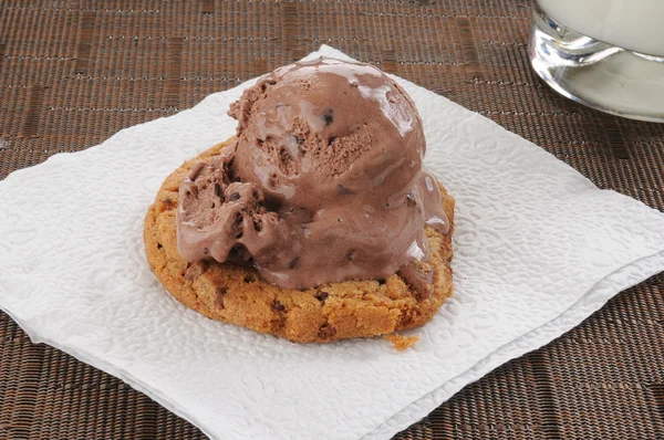 Chocolate ice cream on a cookie — Stock Photo, Image