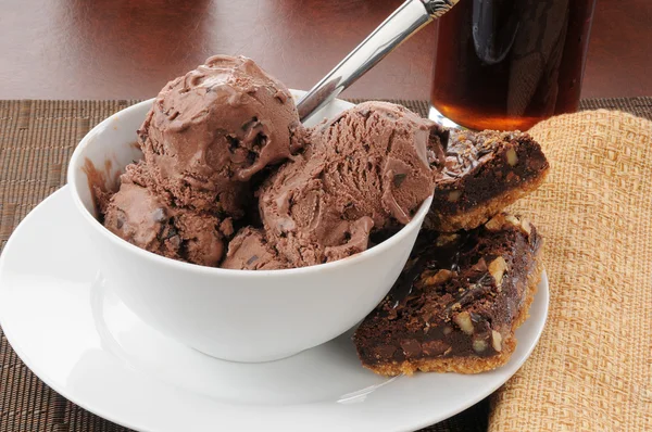Crème glacée au chocolat et brownies — Photo