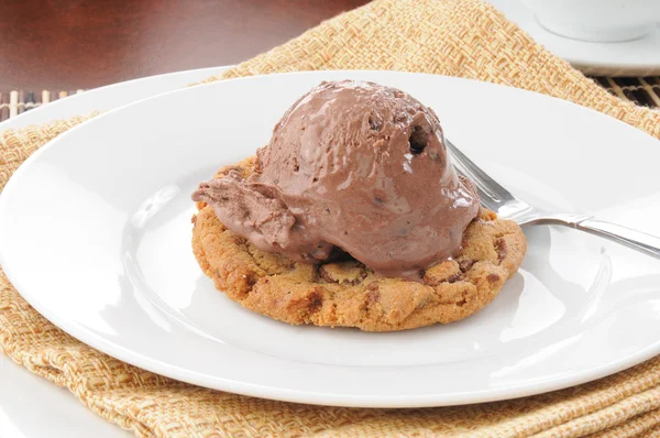 Ice cream on a chocolate chip cookie — Stock Photo, Image