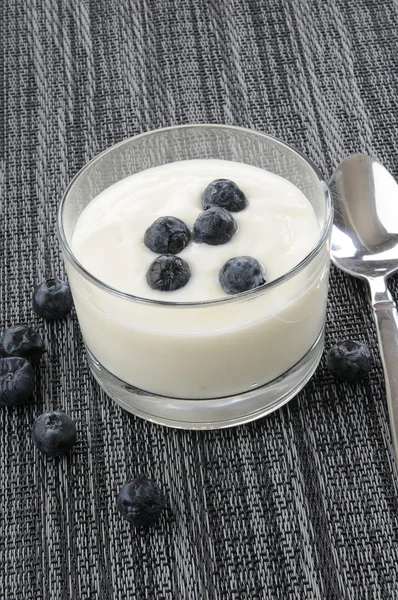 Ванильный йогурт с черникой — стоковое фото