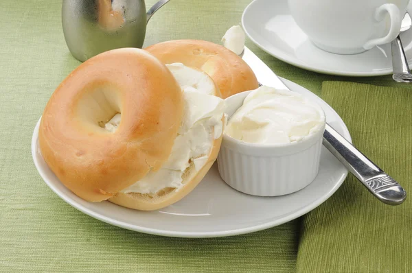 Sliced bagels with cream cheese — Stock Photo, Image