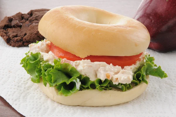 Close-up van een kip salade bagel sandwich — Stockfoto