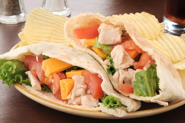 チップを搭載した鶏ピタ サンドウィッチ — ストック写真