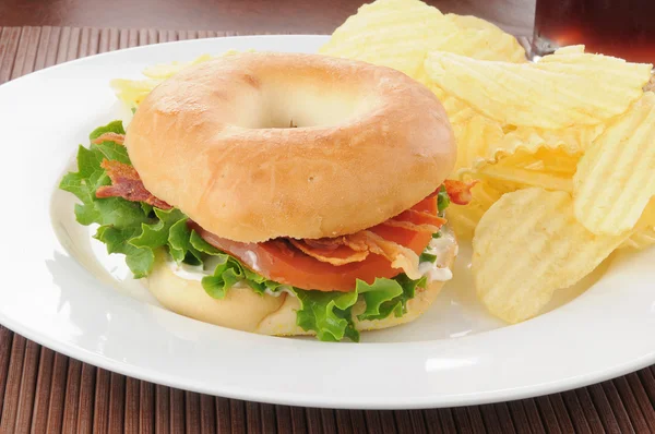 Bacon Sla tomaat sandwich met chips — Stockfoto