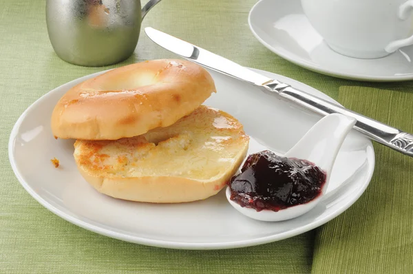 Buttered bagel with jam — Stock Photo, Image