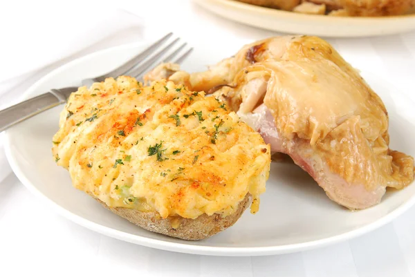 Kyckling och bakad potatis — Stockfoto