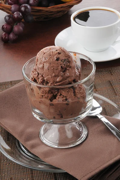 Gourmet duplo sorvete de chocolate — Fotografia de Stock