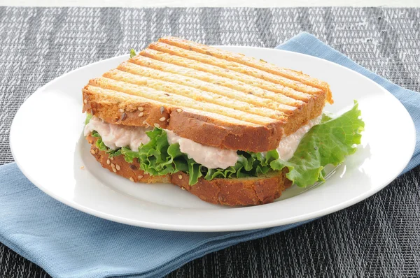 Sandwich au thon grillé — Photo