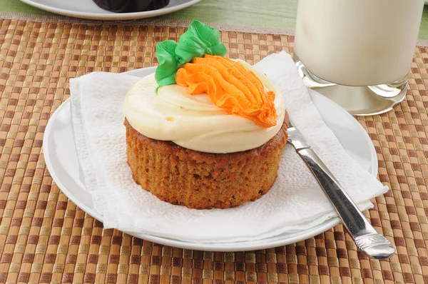 Carrot cake and milk — Stock Photo, Image