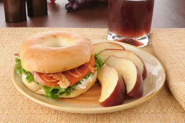 BLT sandwich met een appel — Stockfoto