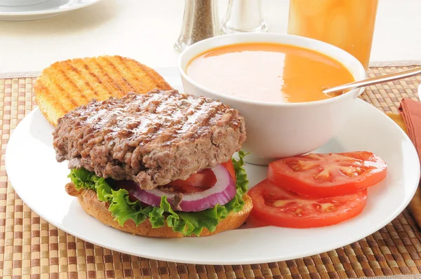 Hambúrguer grosso com sopa de tomate — Fotografia de Stock