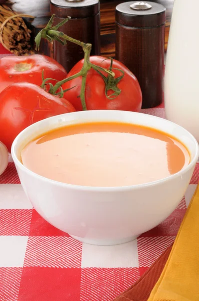 Tomatensoep met ingrediënten — Stockfoto