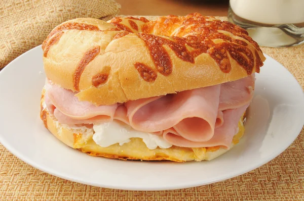 Ham sandwich on an onion bagel — Stock Photo, Image