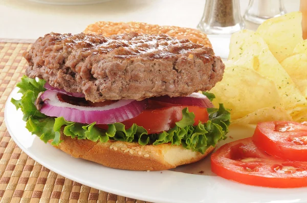 Гамбургер і чіпси крупним планом — стокове фото