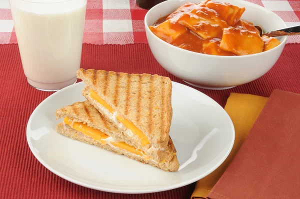 Grilled cheese sandwich with ravioli — Stock Photo, Image